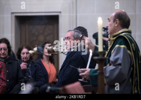 Der ehemalige französische Innenminister Claude Gueant (C) nimmt am 2. Oktober 2018 zu Ehren des französisch-armenischen Sängers Charles Aznavour an einem Gottesdienst in der armenischen Kathedrale von Paris, dem heiligen Johannes dem Täufer, Teil. Der legendäre französische Sänger Charles Aznavour starb im Alter von 94 Jahren am 1. Oktober 2018. Der Songwriter, der gerade letzten Monat von einer Konzerttournee durch Japan zurückgekehrt war, starb in seinem Haus in Alpilles im Südosten Frankreichs. (Foto von Michel Stoupak/NurPhoto) Stockfoto