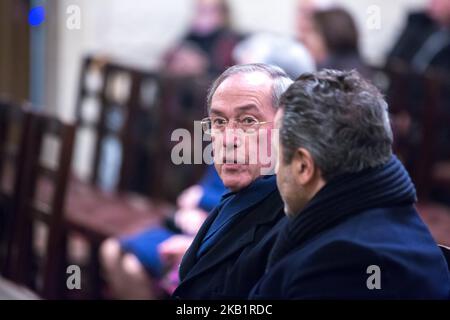 Der ehemalige französische Innenminister Claude Gueant (C) nimmt am 2. Oktober 2018 zu Ehren des französisch-armenischen Sängers Charles Aznavour an einem Gottesdienst in der armenischen Kathedrale von Paris, dem heiligen Johannes dem Täufer, Teil. Der legendäre französische Sänger Charles Aznavour starb im Alter von 94 Jahren am 1. Oktober 2018. Der Songwriter, der gerade letzten Monat von einer Konzerttournee durch Japan zurückgekehrt war, starb in seinem Haus in Alpilles im Südosten Frankreichs. (Foto von Michel Stoupak/NurPhoto) Stockfoto