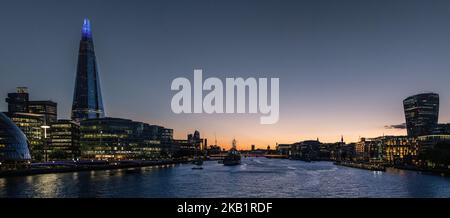 Blick nach Westen auf die Themse, mit der Skyline von London in einem Blick auf die Themse HMA der Shard und der Walkie-Talkie Belfast in Sicht Stockfoto