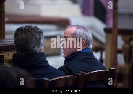 Der ehemalige französische Innenminister Claude Gueant (R) nimmt am 2. Oktober 2018 zu Ehren des französisch-armenischen Sängers Charles Aznavour an einem Gottesdienst in der armenischen Kathedrale von Paris, dem heiligen Johannes dem Täufer, Teil. Der legendäre französische Sänger Charles Aznavour starb im Alter von 94 Jahren am 1. Oktober 2018. Der Songwriter, der gerade letzten Monat von einer Konzerttournee durch Japan zurückgekehrt war, starb in seinem Haus in Alpilles im Südosten Frankreichs. (Foto von Michel Stoupak/NurPhoto) Stockfoto