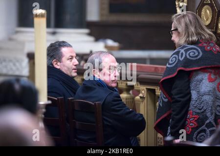 Der ehemalige französische Innenminister Claude Gueant (R) nimmt am 2. Oktober 2018 zu Ehren des französisch-armenischen Sängers Charles Aznavour an einem Gottesdienst in der armenischen Kathedrale von Paris, dem heiligen Johannes dem Täufer, Teil. Der legendäre französische Sänger Charles Aznavour starb im Alter von 94 Jahren am 1. Oktober 2018. Der Songwriter, der gerade letzten Monat von einer Konzerttournee durch Japan zurückgekehrt war, starb in seinem Haus in Alpilles im Südosten Frankreichs. (Foto von Michel Stoupak/NurPhoto) Stockfoto