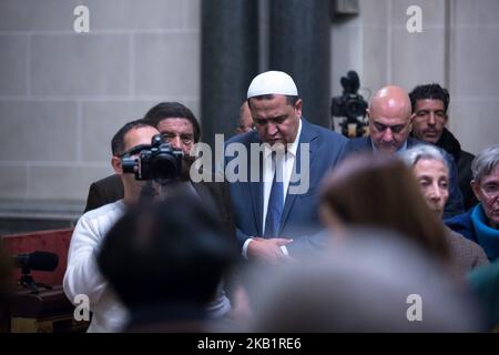 Der französische Schriftsteller und Menschenrechtsaktivist Marek Halter (2. l) und Hassen Chalghoumi (3. l), Imam der städtischen Drancy-Moschee, nehmen am 2. Oktober 2018 zu Ehren des französisch-armenischen Sängers Charles Aznavour an einem Gottesdienst in der armenischen Kathedrale von Paris, dem heiligen Johannes dem Täufer, Teil. Der legendäre französische Sänger Charles Aznavour starb im Alter von 94 Jahren am 1. Oktober 2018. Der Songwriter, der gerade letzten Monat von einer Konzerttournee durch Japan zurückgekehrt war, starb in seinem Haus in Alpilles im Südosten Frankreichs. (Foto von Michel Stoupak/NurPhoto) Stockfoto