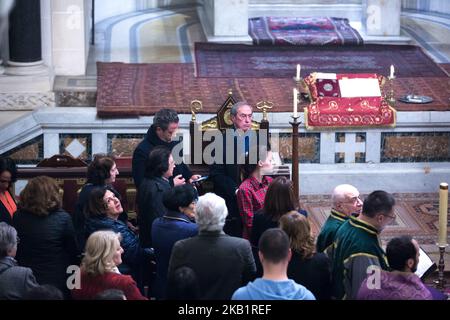 Der ehemalige französische Innenminister Claude Gueant (C) nimmt am 2. Oktober 2018 zu Ehren des französisch-armenischen Sängers Charles Aznavour an einem Gottesdienst in der armenischen Kathedrale von Paris, dem heiligen Johannes dem Täufer, Teil. Der legendäre französische Sänger Charles Aznavour starb im Alter von 94 Jahren am 1. Oktober 2018. Der Songwriter, der gerade letzten Monat von einer Konzerttournee durch Japan zurückgekehrt war, starb in seinem Haus in Alpilles im Südosten Frankreichs. (Foto von Michel Stoupak/NurPhoto) Stockfoto