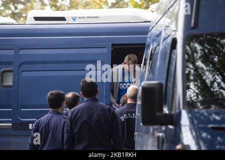 Alexander Vinnik verlässt den Transporter, um die griechischen Gerichte in Thessaloniki zu betreten und von französischen Ermittlern am 1. Oktober 2018 in Thessaloniki, Griechenland, befragt zu werden (Foto: Nicolas Economou/NurPhoto) Stockfoto