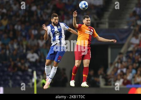 Portos brasilianischer Verteidiger, der sich gegen Sinan Gumus vor Galatasaray (R) während des UEFA Champions League-Spiels zwischen dem FC Porto und Galatasaray, am 3. Oktober 2018 im Dragao Stadium in Porto, Portugal, stellt. (Foto von Paulo Oliveira / DPI / NurPhoto) Stockfoto