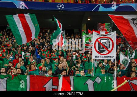 Fans von Lokomotiv Moskau beim Gruppe-D-Spiel der UEFA Champions League zwischen dem FC Lokomotiv Moskau und dem FC Schalke 04 am 3. Oktober 2018 im Lokomotiv-Stadion in Moskau, Russland. (Foto von Alex Cavendish/NurPhoto) Stockfoto