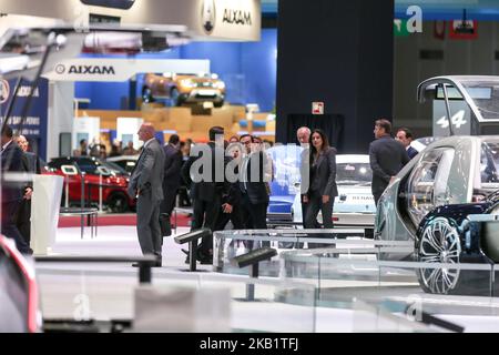 Der französische Automobilhersteller Renault Carlos Ghosn (C) wartet auf den französischen Präsidenten Emmanuel Macron am Renault-Stand während eines offiziellen Besuchs auf der Pariser Automobilausstellung am 3. Oktober 2018. Vom 4. Bis 14. Oktober präsentiert die berühmte Automobilmesse neue Autos und Produkte von großen Automobilherstellern. (Foto von Michel Stoupak/NurPhoto) Stockfoto