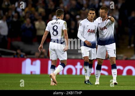 Erik Lamela von Tottenham feiert das erste Tor seiner Mannschaft mit Harry Winks und Eric Dier während des Gruppe-B-Spiels der UEFA Champions League zwischen Tottenham Hotspurs und dem FC Barcelona am 03. Oktober 2018 im Wembley Stadium in London, England. (Foto von Jose Breton/NurPhoto) Stockfoto