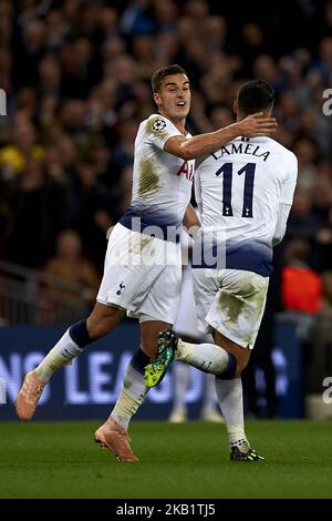 Erik Lamela von Tottenham feiert das erste Tor seiner Mannschaft mit Harry Winks beim Spiel der Gruppe B der UEFA Champions League zwischen Tottenham Hotspurs und FC Barcelona am 03. Oktober 2018 im Wembley Stadium in London, England. (Foto von Jose Breton/NurPhoto) Stockfoto