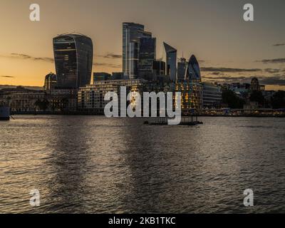 Die Stadt London, die an einem Sommerabend von der Southbank in der Nähe der Tower Bridge über die Themse schießt Stockfoto