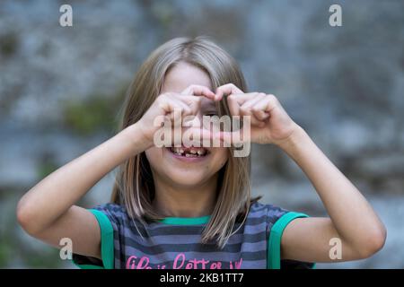 Mädchen mit Zahnlücke, Mädchen mit Zahnlücke Stockfoto