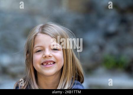 Mädchen mit Zahnlücke, Mädchen mit Zahnlücke Stockfoto