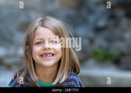 Mädchen mit Zahnlücke, Mädchen mit Zahnlücke Stockfoto