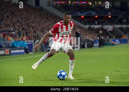 Denzel Dumfries vom PSV kontrolliert den Ball beim UEFA Champions League-Spiel der Gruppe B zwischen PSV Eindhoven und dem FC Internazionale Milano am 3. Oktober 2018 im Philips Stadium in Eindhoven, Holland (Foto: Andrew Surma/NurPhoto) Stockfoto