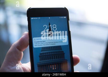 Eine Benachrichtigung wird auf einem Smartphone angezeigt, als die FEMA die neue „Presidential Alert“-Funktion des Wireless Emergency Alerts-Systems am 3. Oktober 2018 in Philadelphia testet. Der neue Alarm, der von einem lauten Ton begleitet wird und von dem Mobilfunkteilnehmer nicht abmelden können, ist so konzipiert, dass der Präsident während eines nationalen Notfalls die Öffentlichkeit informiert. (Foto von Michael Candelori/NurPhoto) Stockfoto