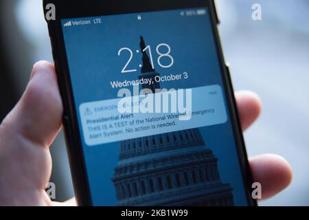 Eine Benachrichtigung wird auf einem Smartphone angezeigt, als die FEMA die neue „Presidential Alert“-Funktion des Wireless Emergency Alerts-Systems am 3. Oktober 2018 in Philadelphia testet. Der neue Alarm, der von einem lauten Ton begleitet wird und von dem Mobilfunkteilnehmer nicht abmelden können, ist so konzipiert, dass der Präsident während eines nationalen Notfalls die Öffentlichkeit informiert. (Foto von Michael Candelori/NurPhoto) Stockfoto