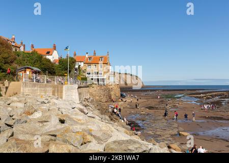 Robin Hood's Bay, Großbritannien: Urlauber erkunden den Strand und die Küste des malerischen Dorfes North Yorkshire Stockfoto