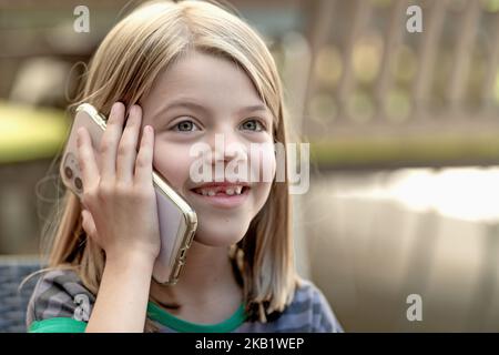 Mädchen mit Zahnlücke, Mädchen mit Zahnlücke Stockfoto