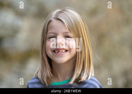 Mädchen mit Zahnlücke, Mädchen mit Zahnlücke Stockfoto