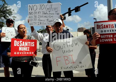 Anhänger des Republikaners Ron DeSantis protestieren, als der Kandidat des demokratischen Gouverneurs Andrew Gillum am 4. Oktober 2018 neben der Interstate 4 in der Innenstadt von Orlando, Florida, eine Kampagnenveranstaltung abhält. Gillum kündigte an, dass seine Kampagne die Billigung des Bürgermeisters von Orlando Buddy Dyer, des Bürgermeisters von Tampa, Bob Buckhorn, und des Bürgermeisters von St. Petersburg, Rick Kriseman, alle demokratischen Bürgermeister von Großstädten im wählerisch wichtigen I-4-Korridor, erhalten habe. (Foto von Paul Hennessy/NurPhoto) Stockfoto