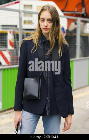 Ein Gast wird während der Paris Fashion Week SS19 in Chanel am 2. Oktober 2018 in Paris, Frankreich, auf der Straße gesehen. (Foto von Nataliya Petrova/NurPhoto) Stockfoto