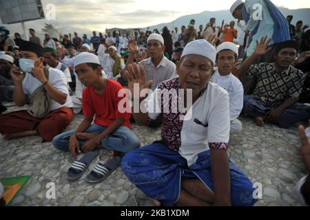 Indonesische Muslime beten in besonderen Gebeten für die Opfer des Erdbebens und Tsunamis am Strand von Talise in Palu, Zentral-Sulawesi, Freitag, 5. Oktober 2018. Hunderte von Muslimen, die in der indonesischen Stadt Palu überlebten, die sich in den Moscheen der Moschee versammelten, wurden zum Gebet zerstört und suchten nach Kräften, um ihr Leben eine Woche nach einem verheerenden Erdbeben und Tsunami wieder aufzubauen, bei dem mehr als 1.500 Menschen ums Leben kamen. (Foto von Dasril Roszandi/NurPhoto) Stockfoto