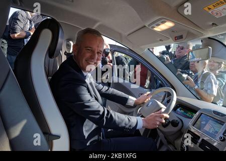 Francois de Rugy, französischer Minister für den ökologischen und integrativen Wandel) stellt an Bord eines Renault Electric-Autos auf dem Testzentrum für Elektroautos auf dem Place de la Concodre in Paris, 4. Oktober 2018 (Foto: Daniel Pier/NurPhoto) Stockfoto