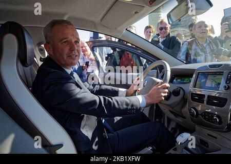 Francois de Rugy, französischer Minister für den ökologischen und integrativen Wandel) stellt an Bord eines Renault Electric-Autos auf dem Testzentrum für Elektroautos auf dem Place de la Concodre in Paris, 4. Oktober 2018 (Foto: Daniel Pier/NurPhoto) Stockfoto