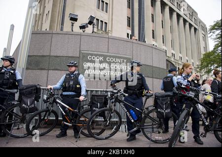 Szenen aus dem Mordprozess des Chicagoer Polizeibeamten Jason Van Dyke vor dem Leighton Criminal Courts Building am 5. Oktober 2018 in Chicago, Illinois. Van Dyke wurde wegen Mordes zweiten Grades und 16 Anklagepunkten wegen schwerer Batterie beim Erschießungsmord des 17-jährigen Laquan McDonald vom 20. Oktober 2014 für schuldig befunden. Die Verurteilung findet am 31. Oktober 2018 statt. (Foto von Patrick Gorski/NurPhoto) Stockfoto