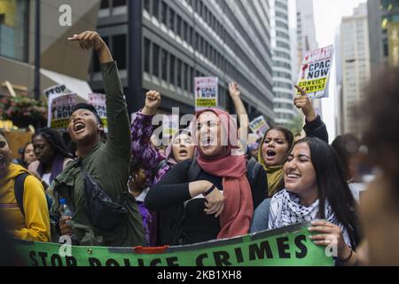 Die Demonstranten protestieren, während sie das Urteil im Mordprozess gegen den Chicagoer Polizeibeamten Jason Van Dyke entlang der Michigan Avenue am 5. Oktober 2018 in Chicago, Illinois, feiern. Die Verurteilung findet am 31. Oktober 2018 statt. (Foto von Jim Vondruska/NurPhoto) Stockfoto