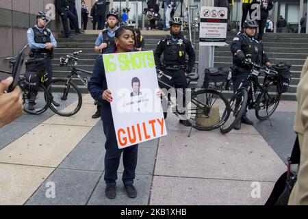 Szenen aus dem Mordprozess des Chicagoer Polizeibeamten Jason Van Dyke vor dem Leighton Criminal Courts Building am 5. Oktober 2018 in Chicago, Illinois. Van Dyke wurde wegen Mordes zweiten Grades und 16 Anklagepunkten wegen schwerer Batterie beim Erschießungsmord des 17-jährigen Laquan McDonald vom 20. Oktober 2014 für schuldig befunden. Die Verurteilung findet am 31. Oktober 2018 statt. (Foto von Patrick Gorski/NurPhoto) Stockfoto