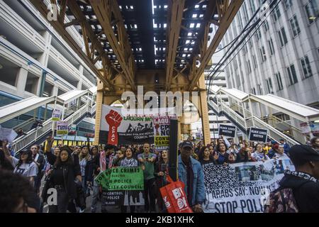 Die Demonstranten protestieren, während sie das Urteil im Mordprozess gegen den Chicagoer Polizeibeamten Jason Van Dyke entlang der Michigan Avenue am 5. Oktober 2018 in Chicago, Illinois, feiern. Die Verurteilung findet am 31. Oktober 2018 statt. (Foto von Jim Vondruska/NurPhoto) Stockfoto