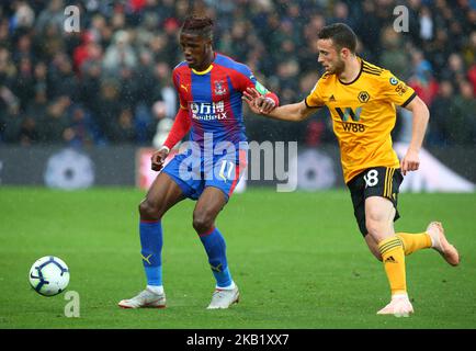 Wilfried Zaha von L-R Crystal Palace hält während der Premier League zwischen Crystal Palace und Wolverhampton Wanderers am 6. Oktober 2018 im Selhurst Park Stadion in London, England, die Diogo Jota von Wolverhampton Wanderers. (Foto von Action Foto Sport/NurPhoto) Stockfoto