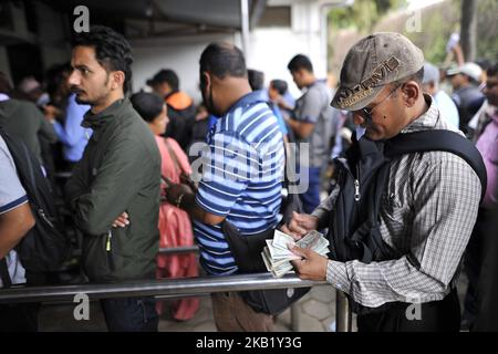 Ein Mann zählt Geld, um am Sonntag, dem 07. Oktober 2018, neue Scheine der Nepal Rastra Bank für das größte Dashain Festival in Kathmandu auszutauschen. Die Zentralbank sagte, dass für die Allgemeinheit bis zu 27.000 Rs von ihrer Currency Management Division ausgetauscht werden können. (Foto von Narayan Maharjan/NurPhoto) Stockfoto