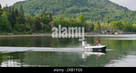 Kleines Hovercraft auf Loch Fyne bei Inverary Scotland mit Inverary Castle und Bridge im Hintergrund Stockfoto