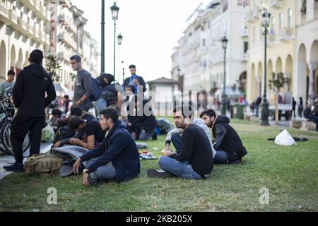 Refugien, die meisten von ihnen Kurden, haben sich auf dem Aristotelous-Platz in der Innenstadt von Thessaloniki einen provisorischen Schlafplatz eingerichtet, da sie vor der Polizeistation warten, um offiziell verhaftet zu werden und ihre vorläufigen offiziellen Dokumente zu erhalten, die ihnen die Reise innerhalb der Europäischen Union ermöglichen. Die Migrationsströme in der Stadt Thessaloniki sind in den vergangenen Tagen gestiegen. Sie werden meist über Schmuggler aus den griechisch-türkischen Grenzen transportiert. Alle Einrichtungen für Flüchtlinge in Thessaloniki arbeiten über ihre Kapazitäten. (Foto von Nicolas Economou/NurPhoto) Stockfoto