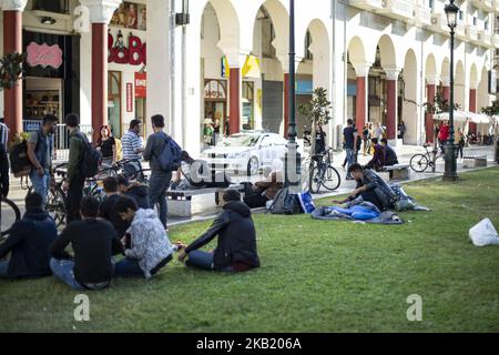 Refugien, die meisten von ihnen Kurden, haben sich auf dem Aristotelous-Platz in der Innenstadt von Thessaloniki einen provisorischen Schlafplatz eingerichtet, da sie vor der Polizeistation warten, um offiziell verhaftet zu werden und ihre vorläufigen offiziellen Dokumente zu erhalten, die ihnen die Reise innerhalb der Europäischen Union ermöglichen. Die Migrationsströme in der Stadt Thessaloniki sind in den vergangenen Tagen gestiegen. Sie werden meist über Schmuggler aus den griechisch-türkischen Grenzen transportiert. Alle Einrichtungen für Flüchtlinge in Thessaloniki arbeiten über ihre Kapazitäten. (Foto von Nicolas Economou/NurPhoto) Stockfoto