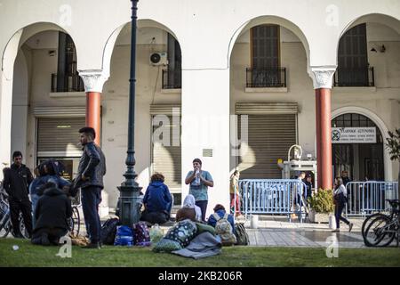 Refugien, die meisten von ihnen Kurden, haben sich auf dem Aristotelous-Platz in der Innenstadt von Thessaloniki einen provisorischen Schlafplatz eingerichtet, da sie vor der Polizeistation warten, um offiziell verhaftet zu werden und ihre vorläufigen offiziellen Dokumente zu erhalten, die ihnen die Reise innerhalb der Europäischen Union ermöglichen. Die Migrationsströme in der Stadt Thessaloniki sind in den vergangenen Tagen gestiegen. Sie werden meist über Schmuggler aus den griechisch-türkischen Grenzen transportiert. Alle Einrichtungen für Flüchtlinge in Thessaloniki arbeiten über ihre Kapazitäten. (Foto von Nicolas Economou/NurPhoto) Stockfoto