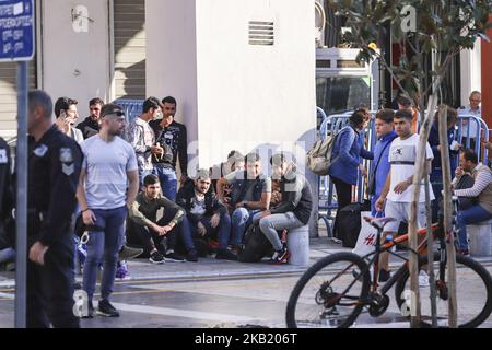 Refugien, die meisten von ihnen Kurden, haben sich auf dem Aristotelous-Platz in der Innenstadt von Thessaloniki einen provisorischen Schlafplatz eingerichtet, da sie vor der Polizeistation warten, um offiziell verhaftet zu werden und ihre vorläufigen offiziellen Dokumente zu erhalten, die ihnen die Reise innerhalb der Europäischen Union ermöglichen. Die Migrationsströme in der Stadt Thessaloniki sind in den vergangenen Tagen gestiegen. Sie werden meist über Schmuggler aus den griechisch-türkischen Grenzen transportiert. Alle Einrichtungen für Flüchtlinge in Thessaloniki arbeiten über ihre Kapazitäten. (Foto von Nicolas Economou/NurPhoto) Stockfoto