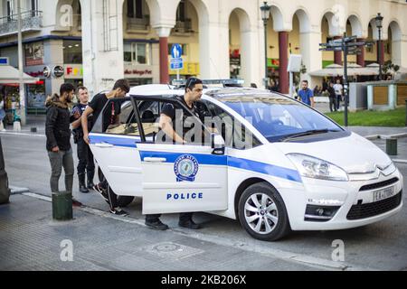 Refugien, die meisten von ihnen Kurden, haben sich auf dem Aristotelous-Platz in der Innenstadt von Thessaloniki einen provisorischen Schlafplatz eingerichtet, da sie vor der Polizeistation warten, um offiziell verhaftet zu werden und ihre vorläufigen offiziellen Dokumente zu erhalten, die ihnen die Reise innerhalb der Europäischen Union ermöglichen. Die Migrationsströme in der Stadt Thessaloniki sind in den vergangenen Tagen gestiegen. Sie werden meist über Schmuggler aus den griechisch-türkischen Grenzen transportiert. Alle Einrichtungen für Flüchtlinge in Thessaloniki arbeiten über ihre Kapazitäten. (Foto von Nicolas Economou/NurPhoto) Stockfoto