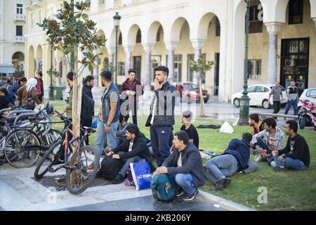 Refugien, die meisten von ihnen Kurden, haben sich auf dem Aristotelous-Platz in der Innenstadt von Thessaloniki einen provisorischen Schlafplatz eingerichtet, da sie vor der Polizeistation warten, um offiziell verhaftet zu werden und ihre vorläufigen offiziellen Dokumente zu erhalten, die ihnen die Reise innerhalb der Europäischen Union ermöglichen. Die Migrationsströme in der Stadt Thessaloniki sind in den vergangenen Tagen gestiegen. Sie werden meist über Schmuggler aus den griechisch-türkischen Grenzen transportiert. Alle Einrichtungen für Flüchtlinge in Thessaloniki arbeiten über ihre Kapazitäten. (Foto von Nicolas Economou/NurPhoto) Stockfoto