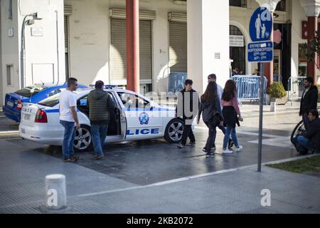 Refugien, die meisten von ihnen Kurden, haben sich auf dem Aristotelous-Platz in der Innenstadt von Thessaloniki einen provisorischen Schlafplatz eingerichtet, da sie vor der Polizeistation warten, um offiziell verhaftet zu werden und ihre vorläufigen offiziellen Dokumente zu erhalten, die ihnen die Reise innerhalb der Europäischen Union ermöglichen. Die Migrationsströme in der Stadt Thessaloniki sind in den vergangenen Tagen gestiegen. Sie werden meist über Schmuggler aus den griechisch-türkischen Grenzen transportiert. Alle Einrichtungen für Flüchtlinge in Thessaloniki arbeiten über ihre Kapazitäten. (Foto von Nicolas Economou/NurPhoto) Stockfoto