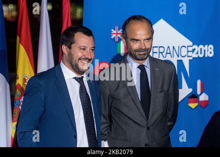 Der französische Premierminister und Interims-Innenminister Edouard Philippe (R) begrüßt Italiens Innenminister Matteo Salvini am 8. Oktober 2018 in Lyon, während des Gipfels der Innenminister Frankreichs, Deutschlands, des Vereinigten Königreichs, Spaniens, Italiens und Polens G6. Die Innenminister der G6 europäischen Länder trafen sich zu einem Treffen, um die internationale Zusammenarbeit in Migrationsfragen und die Bekämpfung des Terrorismus zu erörtern. (Foto von Nicolas Liponne/NurPhoto) Stockfoto