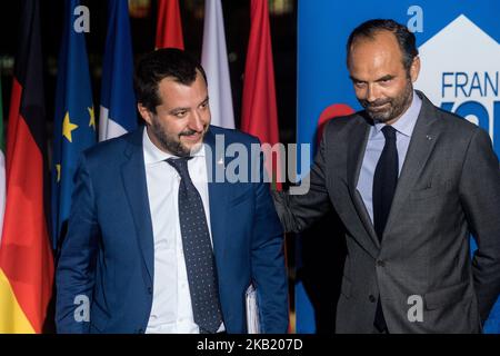 Der französische Premierminister und Interims-Innenminister Edouard Philippe (R) begrüßt Italiens Innenminister Matteo Salvini am 8. Oktober 2018 in Lyon, während des Gipfels der Innenminister Frankreichs, Deutschlands, des Vereinigten Königreichs, Spaniens, Italiens und Polens G6. Die Innenminister der G6 europäischen Länder trafen sich zu einem Treffen, um die internationale Zusammenarbeit in Migrationsfragen und die Bekämpfung des Terrorismus zu erörtern. (Foto von Nicolas Liponne/NurPhoto) Stockfoto