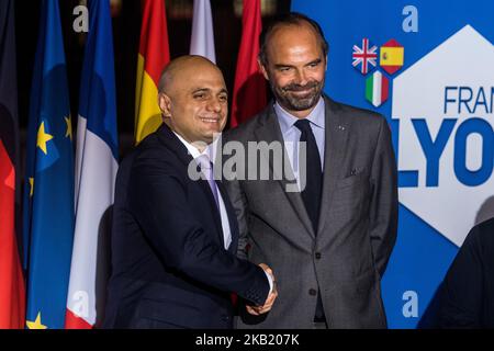 Der französische Premierminister und Interims-Innenminister Edouard Philippe (R) begrüßt den britischen Innenminister Sajid Javid am 8. Oktober 2018 in Lyon während des Gipfels der Innenminister Frankreichs, Deutschlands, des Vereinigten Königreichs, Spaniens, Italiens und Polens G6. Die Innenminister der G6 europäischen Länder trafen sich zu einem Treffen, um die internationale Zusammenarbeit in Migrationsfragen und die Bekämpfung des Terrorismus zu erörtern. (Foto von Nicolas Liponne/NurPhoto) Stockfoto