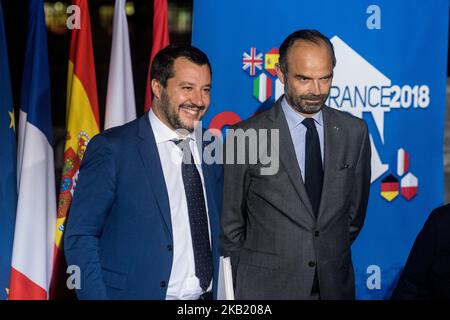 Der französische Premierminister und Interims-Innenminister Edouard Philippe (R) begrüßt Italiens Innenminister Matteo Salvini am 8. Oktober 2018 in Lyon, während des Gipfels der Innenminister Frankreichs, Deutschlands, des Vereinigten Königreichs, Spaniens, Italiens und Polens G6. Die Innenminister der G6 europäischen Länder trafen sich zu einem Treffen, um die internationale Zusammenarbeit in Migrationsfragen und die Bekämpfung des Terrorismus zu erörtern. (Foto von Nicolas Liponne/NurPhoto) Stockfoto