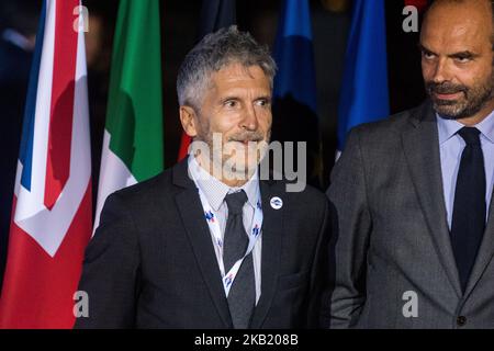 Der französische Premierminister und Interims-Innenminister Edouard Philippe (R) begrüßt den spanischen Innenminister Fernando Grande-Marlaska (L) am 8. Oktober 2018 in Lyon während des Gipfels der Innenminister Frankreichs, Deutschlands, des Vereinigten Königreichs, Spaniens, Italiens und Polens G6. Die Innenminister der G6 europäischen Länder trafen sich zu einem Treffen, um die internationale Zusammenarbeit in Migrationsfragen und die Bekämpfung des Terrorismus zu erörtern. (Foto von Nicolas Liponne/NurPhoto) Stockfoto