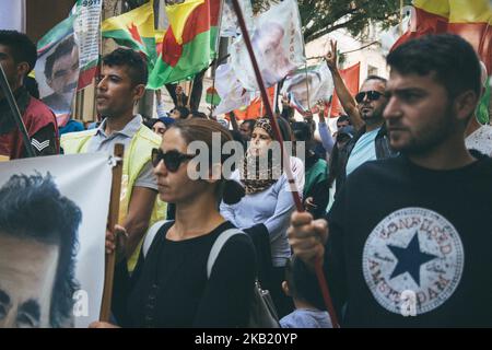 Athen, Griechenland, 9.. Oktober 2018 | zwanzig Jahre nach dem Tag (9.. Oktober 1998) weigerte sich die griechische Regierung, dem kurdischen Führer der PKK (Arbeiterpartei) Abdullah Öcalan, Hunderten von Kurden von Athen sowie griechischen Anhängern, Marschierte in der griechischen Hauptstadt und forderte die sofortige Freilassung von Ocalan aus dem türkischen Gefängnis. Die Demonstranten marschierten vom Syntagma-Platz zur türkischen Botschaft, wo sie Parolen gegen den türkischen Präsidenten Erdogan riefen. (Foto von Maria Chourdari/NurPhoto) Stockfoto