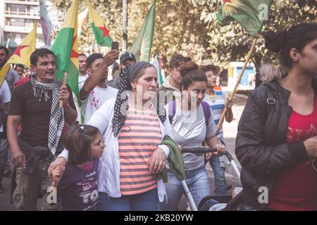 Athen, Griechenland, 9.. Oktober 2018 | zwanzig Jahre nach dem Tag (9.. Oktober 1998) weigerte sich die griechische Regierung, dem kurdischen Führer der PKK (Arbeiterpartei) Abdullah Öcalan, Hunderten von Kurden von Athen sowie griechischen Anhängern, Marschierte in der griechischen Hauptstadt und forderte die sofortige Freilassung von Ocalan aus dem türkischen Gefängnis. Die Demonstranten marschierten vom Syntagma-Platz zur türkischen Botschaft, wo sie Parolen gegen den türkischen Präsidenten Erdogan riefen. (Foto von Maria Chourdari/NurPhoto) Stockfoto