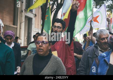 Athen, Griechenland, 9.. Oktober 2018 | zwanzig Jahre nach dem Tag (9.. Oktober 1998) weigerte sich die griechische Regierung, dem kurdischen Führer der PKK (Arbeiterpartei) Abdullah Öcalan, Hunderten von Kurden von Athen sowie griechischen Anhängern, Marschierte in der griechischen Hauptstadt und forderte die sofortige Freilassung von Ocalan aus dem türkischen Gefängnis. Die Demonstranten marschierten vom Syntagma-Platz zur türkischen Botschaft, wo sie Parolen gegen den türkischen Präsidenten Erdogan riefen. (Foto von Maria Chourdari/NurPhoto) Stockfoto